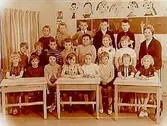Lillåstrandskolan, klassrumsinteriör, klass 1F, sal 7.20 skolbarn och lärarinna fru Ingegerd Mandahl.