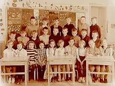 Stureskolan, klassrumsinteriör, klass 3A, sal 19.
25 skolbarn och lärarinna fröken Brita Dahlhielm.