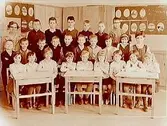 Stureskolan, klassrumsinteriör, klass 1B, sal 1.
25 skolbarn och lärarinna fröken Astrid Wiberg.