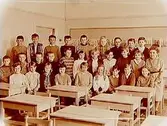 Engelbrektsskolan, klassrumsinteriör, klass 4A, sal 17.
28 skolbarn och lärarinna fru Rut Widell.
