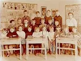 Stureskolan, klassrumsinteriör, klass 1B, sal 8.
21 skolbarn och lärarinna fru Mia Högberg.