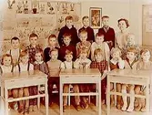 Stureskolan, klassrumsinteriör, klass 1C, sal 6.
20 skolbarn och lärarinna fru Inger Larsson.