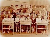 Vasakolan, klassrumsinteriör, klass 3A, sal 4.
23 skolbarn och lärarinna fru Märta Sahlin.