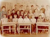 Lillåstrandskolan, klassrumsinteriör, klass 3E, sal 4.22 skolbarn och lärarinna fru Karin Larsson och fru Hjelmberg.