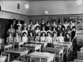 Engelbrektsskolan, klassrumsinteriör, 32 skolflickor med lärarinna fru Karin Gustafsson.
Klass 8i (hushållning).