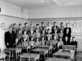 Engelbrektsskolan, klassrumsinteriör, 29 pojkar med lärare Nils Ersson, vikarie för Ove Eidhagen.
Klass 8H, sal 18 (metall).