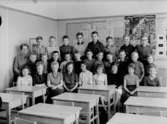 Engelbrektsskolan, klassrumsinteriör, 28 skolbarn med lärarinna fru Hertha Nessén.
Klass 4Aå, sal 12.