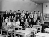 Olaus Petriskolan, klassrumsinteriör, 29 skolbarn med lärare Henry Rigardt.
Klass 8A, sal 39 (Hand.).