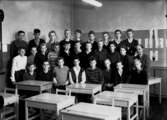Olaus Petriskolan, klassrumsinteriör, 27 pojkar med lärare Sigvard Fredriksson.
Klass 8A, sal 1 (Metallavdelningen).