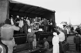 Underhållning i samband med Kållereds lucias kröning i Kållereds centrum, år 1983. Brattåsskolans kör på scen.

För mer information om bilden se under tilläggsinformation.