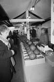 Försäljning av ost utanför i IKEA i Kållered, år 1983.

För mer information om bilden se under tilläggsinformation.