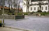 Torget i Nora. Nora kyrka i bakgrunden. Emil Näsvalls skulptur Bergslagsbrunn i förgrunden.
1968-05.