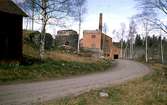 Hammarby bruk, 1968-05-12. I bakgrunden ligger martinverket. Ruiner efter rostugn och masugn.