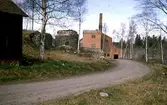 Hammarby bruk, 1968-05-12. I bakgrunden ligger martinverket. Ruiner efter rostugn och masugn.