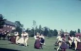 Folkdans och spelmansstämma i Örebro 16-19 juli 1965 i samband med Örebros 700 årsjubileum.
Dansuppvisning på Rostahemmet av Örebro Folkdansgille.