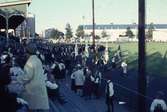 Folkdans och spelmansstämma i Örebro 16-19 juli 1965 i samband med Örebros 700 årsjubileum.
Inmarsch av deltagare på Eyravallen.