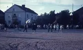 Folkdans och spelmansstämma i Örebro 16-19 juli 1965 i samband med Örebros 700 årsjubileum.
Parad genom staden till Eyravallen.