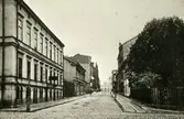 Köpmangatan norrut från Nygatan.

Det vita huset i slutet på gatan var Örebro kvarn (revs 1926).
