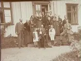 13/9 1919. Släkten samlad vid byggnad