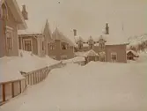 14/3 1916. Snöklädda hus