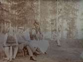 5/7 1921. Folk i en skogsbacke