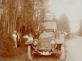 Bröderna Thermaenius var de första bilägarna i Hallsberg. Med bilen, en Scania Vabis, inköpt 1910, anordnades ofta utfärder för släkt och vänner. Folk ute på landsbygden imponerades storligen och trodde att T på nummerplåten betydde Thermaenius.
Bilen på denna bild är en Scania-Vabis från 1912-13. Den hade reg.nr. T55 och ägdes av AB Joh. Thermaenius & Son.
Thermaenius hade tidigare en äldre Scania från 1911 med samma reg.nr. (alltså en Scania från innan sammanslagningen med Vabis).

(Bilden spegelvänd?)
