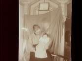 En kvinna och en baby.Anna Gustavsson (född Thermaenius) med dottern Anna-Greta (född 1909, död 2004).