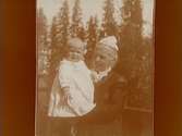 En kvinna och en liten pojke.
Prostinnan Anna Callmander med barnbarnet Carl-Edvard Thermaenius.