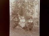 En kvinna och tre barn.Gerda Thermaenius (född Callmander) med barnen Maj, Carl-Edvard och Sven.