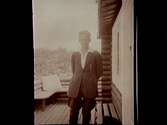 En pojke på verandan till huset.
Carl-Edvard Thermaenius på hans födelsedag.