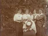 Familjegrupp fem kvinnor.
Prostinnan Anna Callmander med döttrarna Signe, Gerda (gift Thermaenius), Ingrid (gift Toll) och Ester.