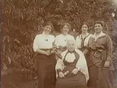 Familjegrupp fem kvinnor.
Prostinnan Anna Callmander med döttrarna Signe, Gerda (gift Thermaenius), Ingrid (gift Toll) och Ester.