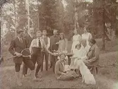 Granliden, Tisaren.
Familjegrupp i gröngräset i en skogsbacke.
Alfred och Gerda Thermaenius (född Callmander) med barnen Sven, Carl-Edvard, Ulla, Maj, Barbro. Längst till höger Ingrid Sanne (född Callmander), syster till Gerda.