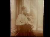 Rumsinteriör, en kvinna och ett litet barn.
Edith Nerell (född Thermaenius) med dottern Ingrid.