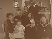 Rumsinteriör, familjegrupp sju personer.
Gerda och Alfred Thermaenius med barnen Barbro, Carl-Edvard, Maj, Ulla och Sven.