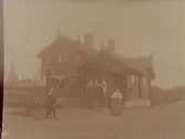 Samling framför hus, 10/5 1909