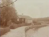 Samling framför hus, 7/7 1913