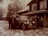 Sällskap vid bilen.
Erik och Mathilda Thermaenius på Eriks 82-årsdag, med barn, barnbarn och barnbarnsbarn.