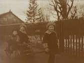 Tre barn som leker häst och vagn, 23/1 1916