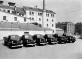 Zenks Bryggeris nya bilpark, ca 1945-1946. Bilarna inköptes genom Motorkompaniet i Örebro och var av märket Fargo.
Byggnaderna på bilden: till höger utanför grinden syns hyreshuset Vivallagatan 18. Innanför grinden syns 