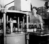 Zenks Bryggeri, interiör.
Kontroll av tappningen vid tappningsmaskinen.
Zenks bryggeri såldes 1950 till Norlings bryggeri, liksom Örebro bryggeri.