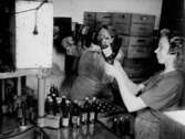 Zenks Bryggeri, interiör.
Kontroll av tappningen vid tappningsmaskinen.
Zenks bryggeri såldes 1950 till Norlings bryggeri, liksom Örebro bryggeri.