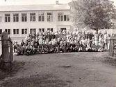 Skolklass fotograferad på skolgården framför Centralskolan, Tvååker.