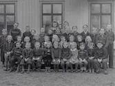 Skolklass i Ledsgårds skolan. (Upphörde 1946.) Lärare längst bak fr v: Sonia Göransson och Malin Zakrisson. Elever övre raden fr v:Ingvar Bengtsson, Lilla Björkäng, Göte Larsson, Rönnås, Sven Berglund, Kvarnen Gåsakulla, Börje Jakobsson, Gåsakulla, Ingvar Johansson, Kärragärde, Gert A Svensson, Köpsgärde, Yngve Johansson, Gåsakulla, Rune Gustavsson Slottet Gåsakulla, Lars-Inge Larsson, Vråen, Hans Karlsson, Mossagård, Evald Bengtsson, Lilla Björkäng, Bertil Andersson, Gåsakulla, Bertil Bengtsson, Rönnås.Mellersta raden:Elly Bertilsson, Gåsakulla, Bertil Larsson, Vråen, Ruth Nilsson, Smedsgård, Vera Larsson, Gåsakulla, Elsa Nilsson, Smedsgård, Berit Gustavsson, Slottet Gåsakulla, Lilly Bengtsson, Rönnås, Gunnel Karlsson, Mossågård, (Mossagård), Sonja Bertilsson, Gåsakulla, Eivor Jakobsson, Gåsakulla.Främre raden:Gustaf Persson, (uppgiftslämnare) Smedsgård,  Ingemar Bertilsson, Gåsakulla, Göte Nilsson, Smedsgård, Inger Jakobsson, Gåsakulla, Siv Löönnergren, Ledsgårds skola, Kerstin Larsson, Vråen, Siv Johansson, Gåsakulla, Rune Svensson, Ågård, Bertil Svensson, Sik, Kysti Pejtile, Vråen.