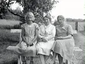 Till vänster Härdis Lidholm, (syster till Julia?). I mitten Julia Lidholm. Damen till höger okänd.