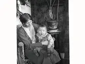 Familjebild. Pojken Bertil Bengtsson och hans mor Ragnhild Bengtsson, Tvååker.