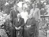 Salomons Bengts guldbröllop. Fastarp 3, Tvååker. Bengt Johan Andersson och hustrun Augusta Salomonsdotter med sina barn. Stående till vänster Sven Johan eller Nils Hjalmar. I mitten dottern Selma. Till höger Sven Benktsson. Bilden är tagen utomhus.