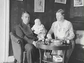 Lärare Anders Nordin med fru Anna och son Thor. Kyrkskolan.