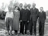 Familjen Karl Larsson uppställd för fotografering utomhus. Barn: Margareta, (bakre raden t h) Carl-Ragnar, (främre raden 2:a fr h) Anna Maria, (främre raden 2:a fr v) Lars Folke, (bakre raden t v) Stig Allan (främre raden t h) och Kurt Agne (främre raden t v).