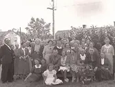 Svea Liljegrens 50-års dag. Släkt och vänner fotograferade utomhus. Personer: 1 Gustav Molander, 2 Oskar Molander, 3 John Molander, 9 Charlotta Molander maka till 1, 15 Julia Molander maka till 2, 17 Linnea Hermansson, 18 Anna Liljagren ?, 19 Elisabeth Molander maka till 3, 20 Ebba Bäck ?, 25 Josefina Bengtsson, 27 Maria Caspersson, 29 Greda Andersson, 32 Selma Andersson ?, 34 Gunnar Linjegren, 35 Ingeborg Liljegren, 36 Svea Linjegren, 1,2,3 syskon, 37 Anna-Lisa Linjegren, 38 Adof Linjegren, 40 Anna Andersson.